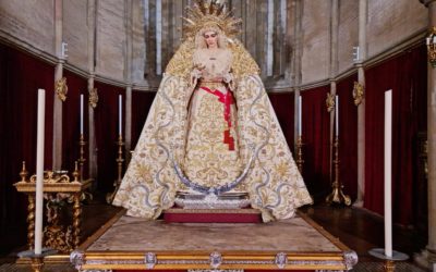 Nuestra Señora de la Aurora, de la Hermandad de la Resurrección, luce el manto de la coronación de Nuestra Señora de la Salud