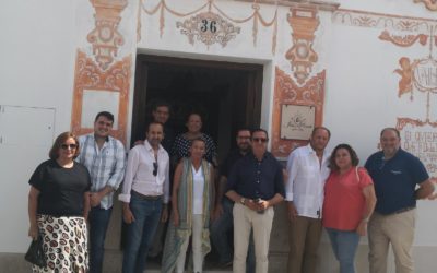 Visita de la junta de gobierno al taller de bordados de Jesús Rosado